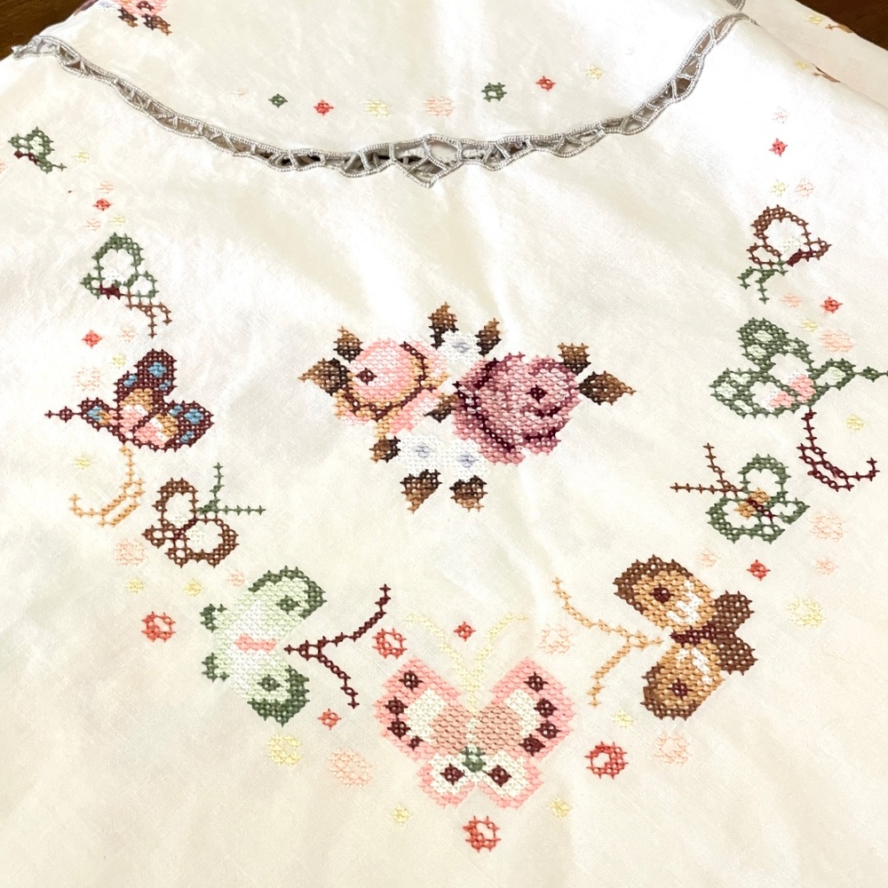 Vintage Linen Oval Tablecloth Embroidered Cross Stitched Roses Butterflies 64x65 - Picture 5 of 14